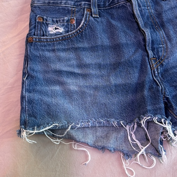 Vintage Levi 501 shorts with raw hem - Picture 3 of 10